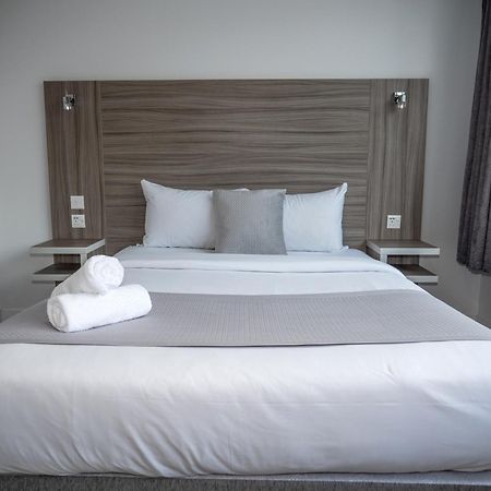 Sky Nights Hotel London Heathrow Hillingdon Bagian luar foto