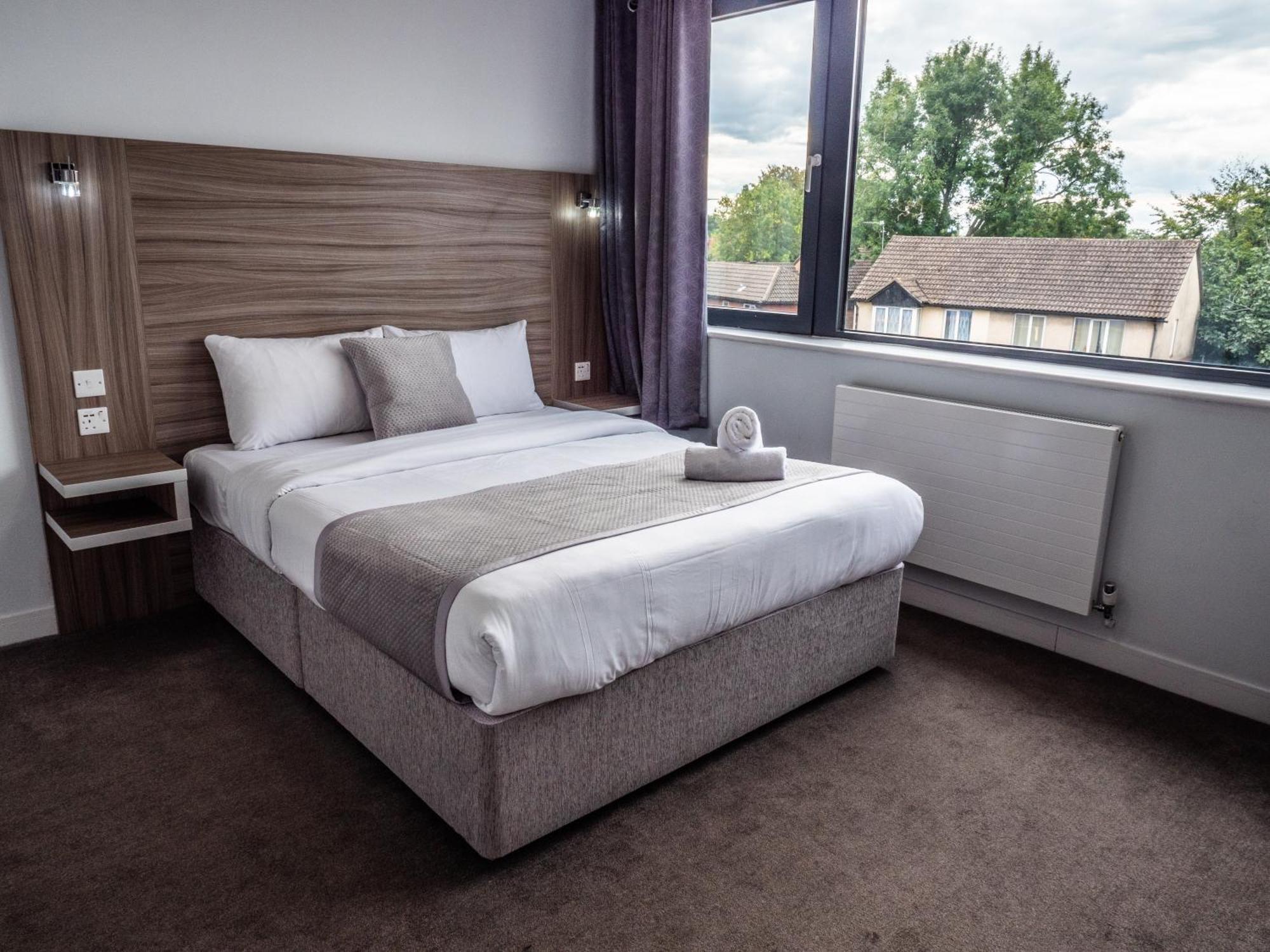 Sky Nights Hotel London Heathrow Hillingdon Bagian luar foto